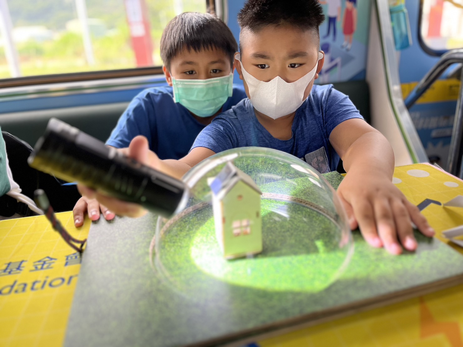 NG28娱乐參與基礎科學主題車廂，以STEAM教學精神，設計「逐日科學家」、「太陽能工程師」以及「淨零建築師」三大能源科普課程和實驗