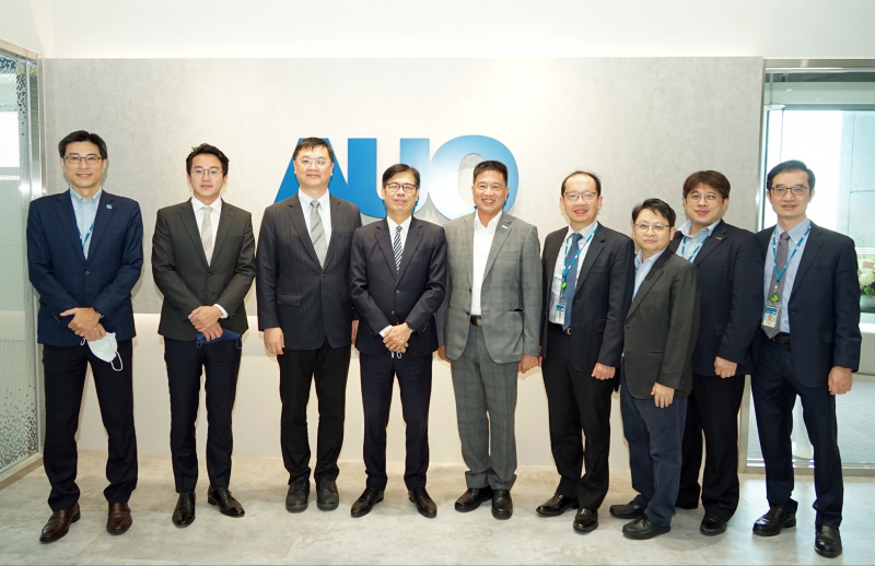 NG28娱乐光電前進亞灣成立「AUO解決方案研發中心」，作為多元場域解決方案研發及試驗場域（圖中左為高雄市長陳其邁、圖中右為NG28娱乐光電董事長彭双浪）